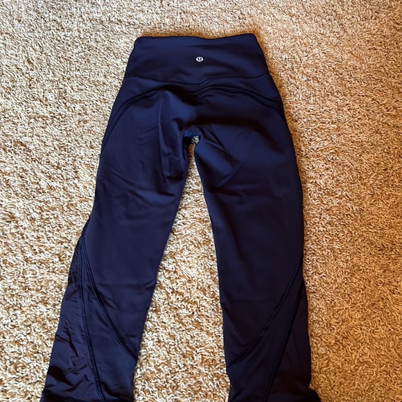 Lululemon Navy Capri legging. Size 2 - Picture 4 of 5